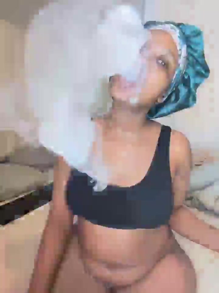 Sugababiie smokes naked